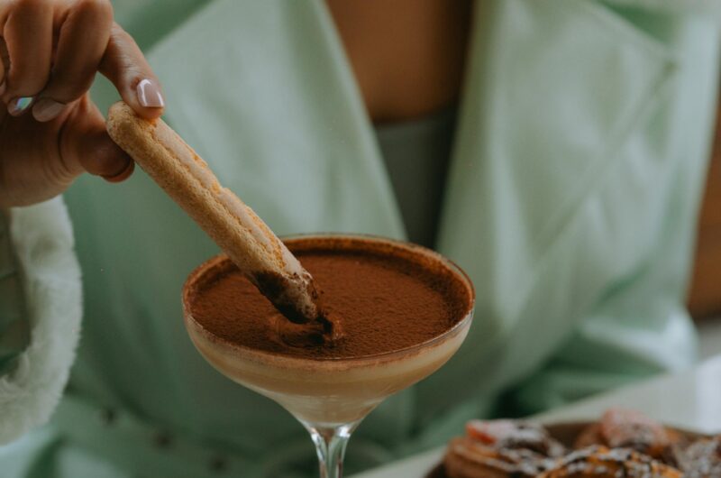 Easy Chocolate Martini Cocktail (Rich, Creamy & Boozy!)